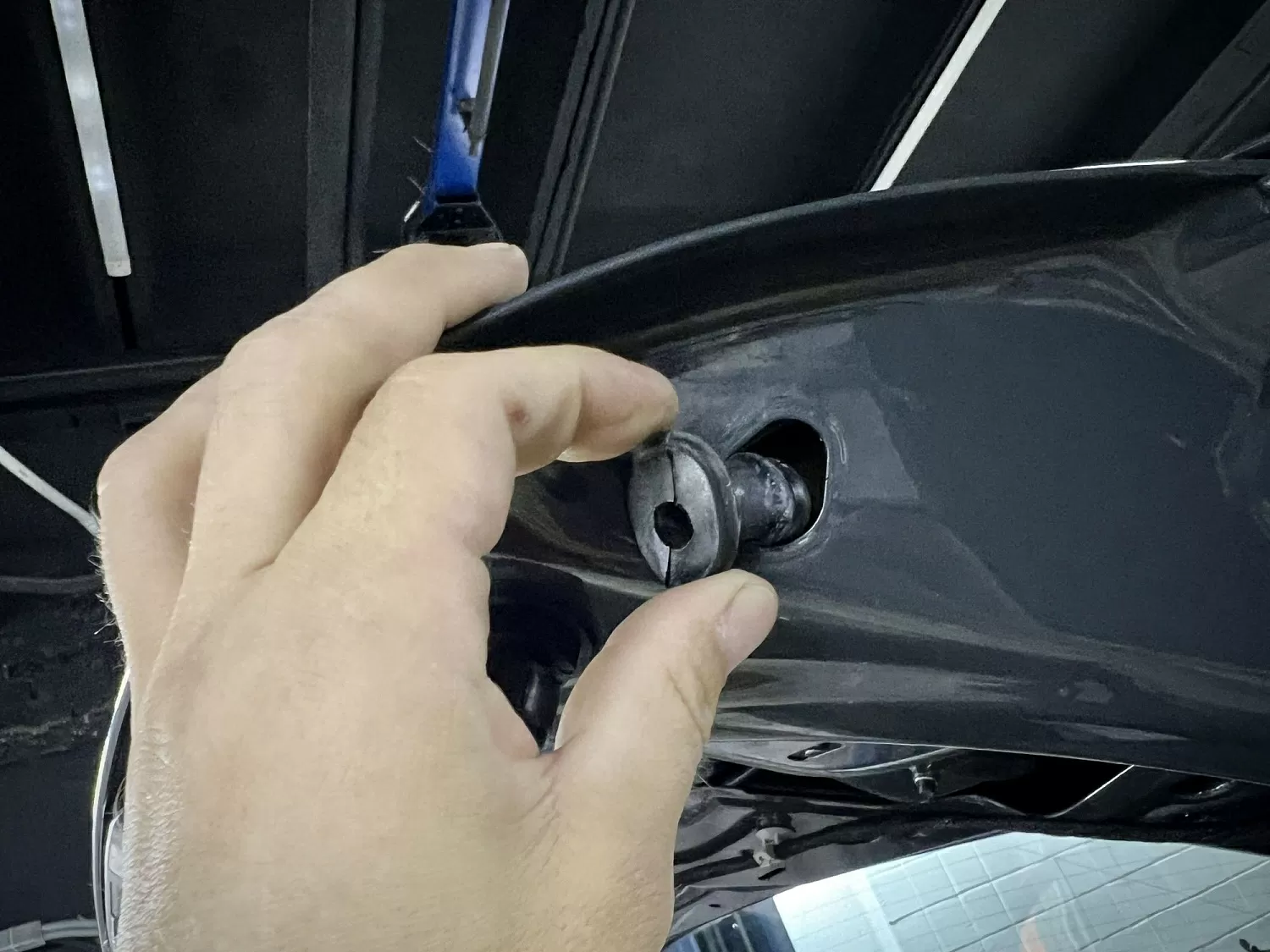 Installation process of spoiler Audi TT 