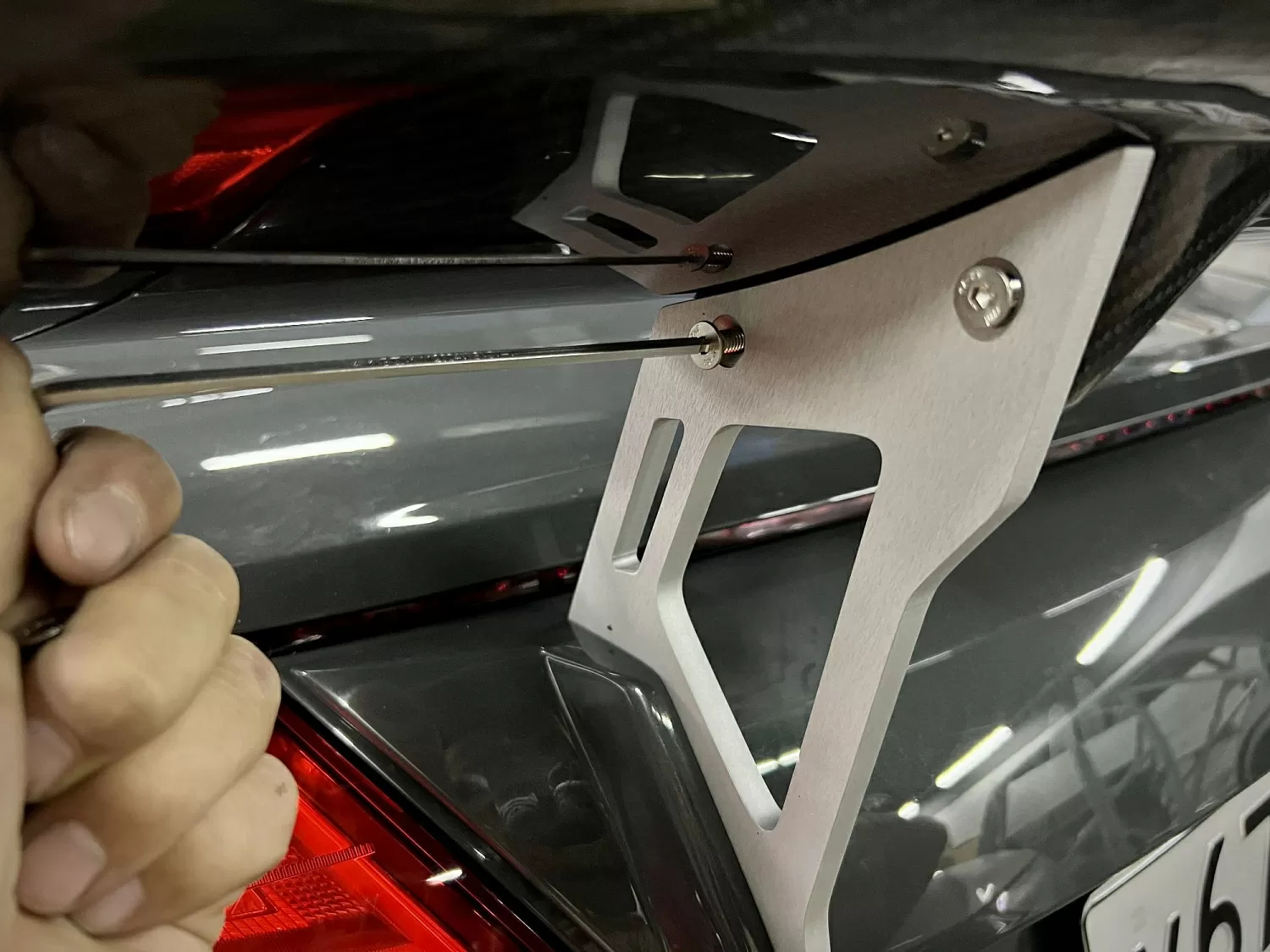 Installation process of spoiler Audi TT 