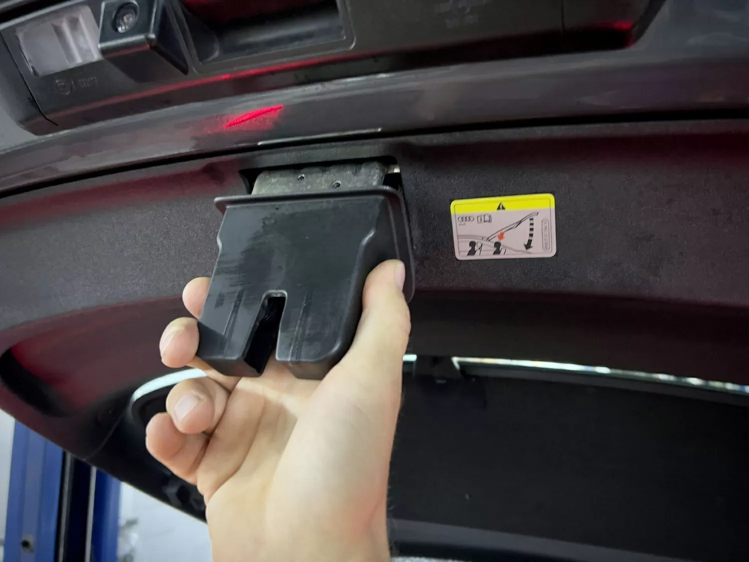 Installation process of spoiler Audi TT 