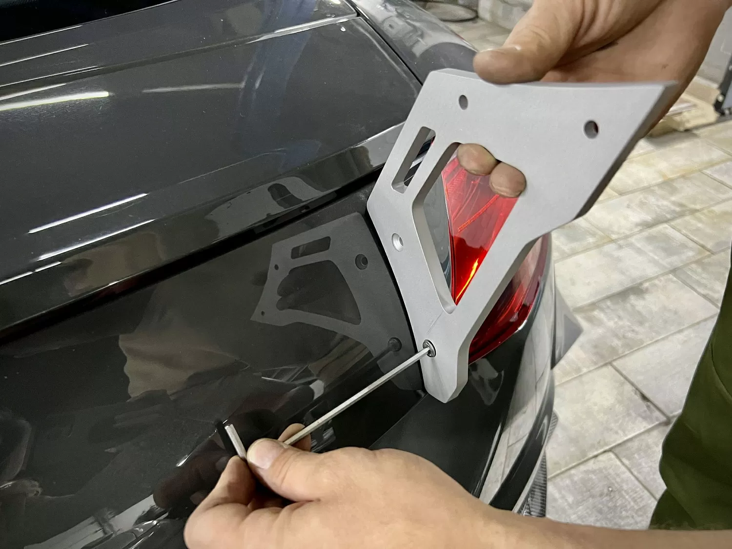 Installation process of spoiler Audi TT 